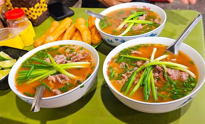 Những quán phở đêm nổi tiếng Hà Nội nghỉ lễ vẫn đông khách - Ảnh 4