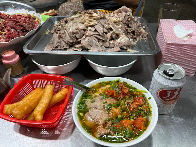 Những quán phở đêm nổi tiếng Hà Nội nghỉ lễ vẫn đông khách - Ảnh 1