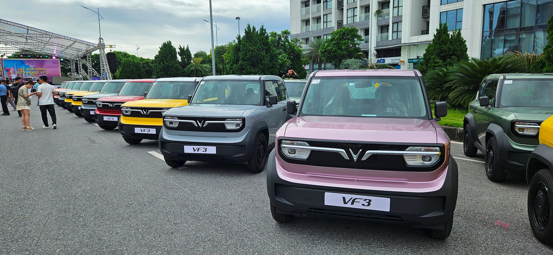 Những vị khách đầu tiên nhận VinFast VF 3: người lần đầu tiên sử dụng xe điện, người chốt mua chỉ trong một nốt nhạc - Ảnh 4