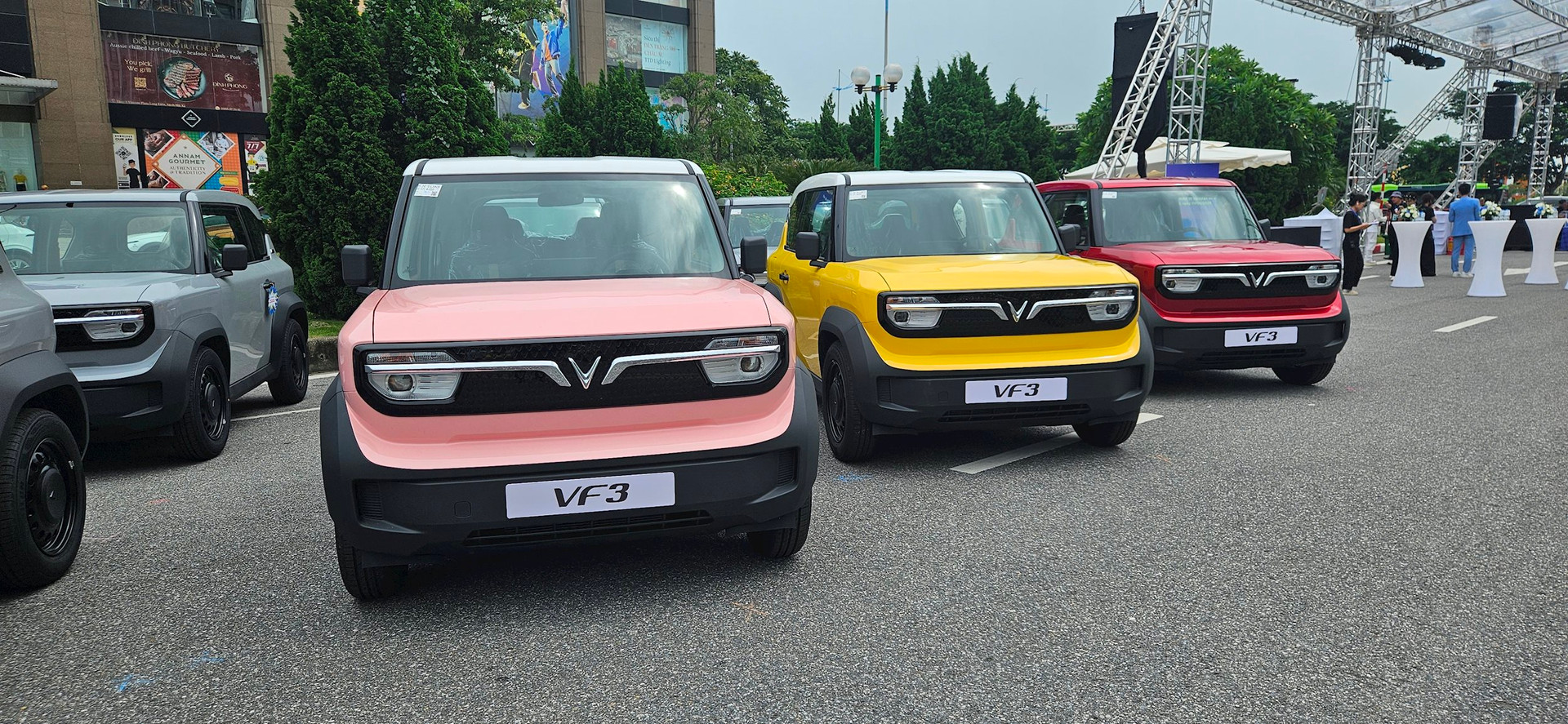 Những vị khách đầu tiên nhận VinFast VF 3: người lần đầu tiên sử dụng xe điện, người chốt mua chỉ trong một nốt nhạc - Ảnh 3