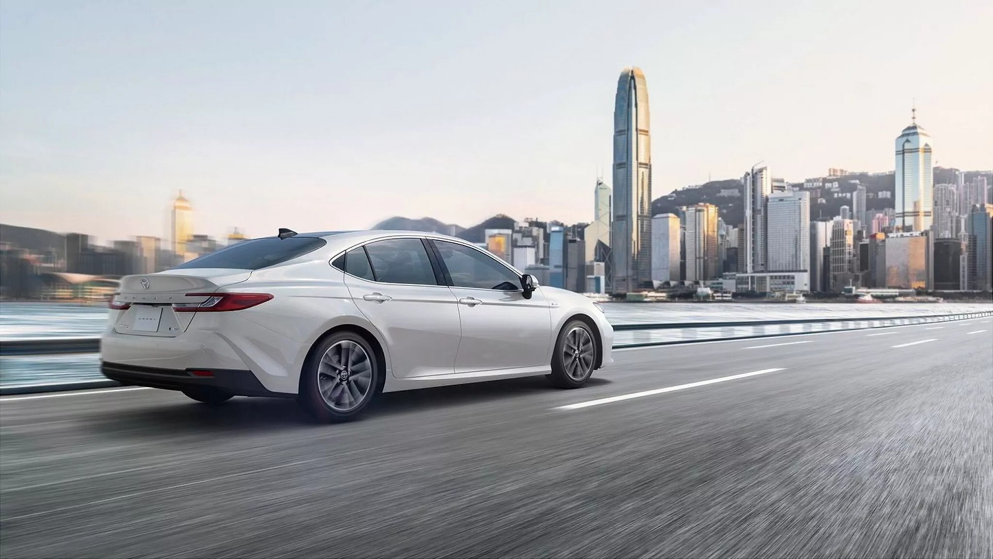 Toyota Camry 2025 được bổ sung... động cơ xăng cũ, yếu hơn bản hybrid nhưng nhiều thị trường vẫn chuộng - Ảnh 2