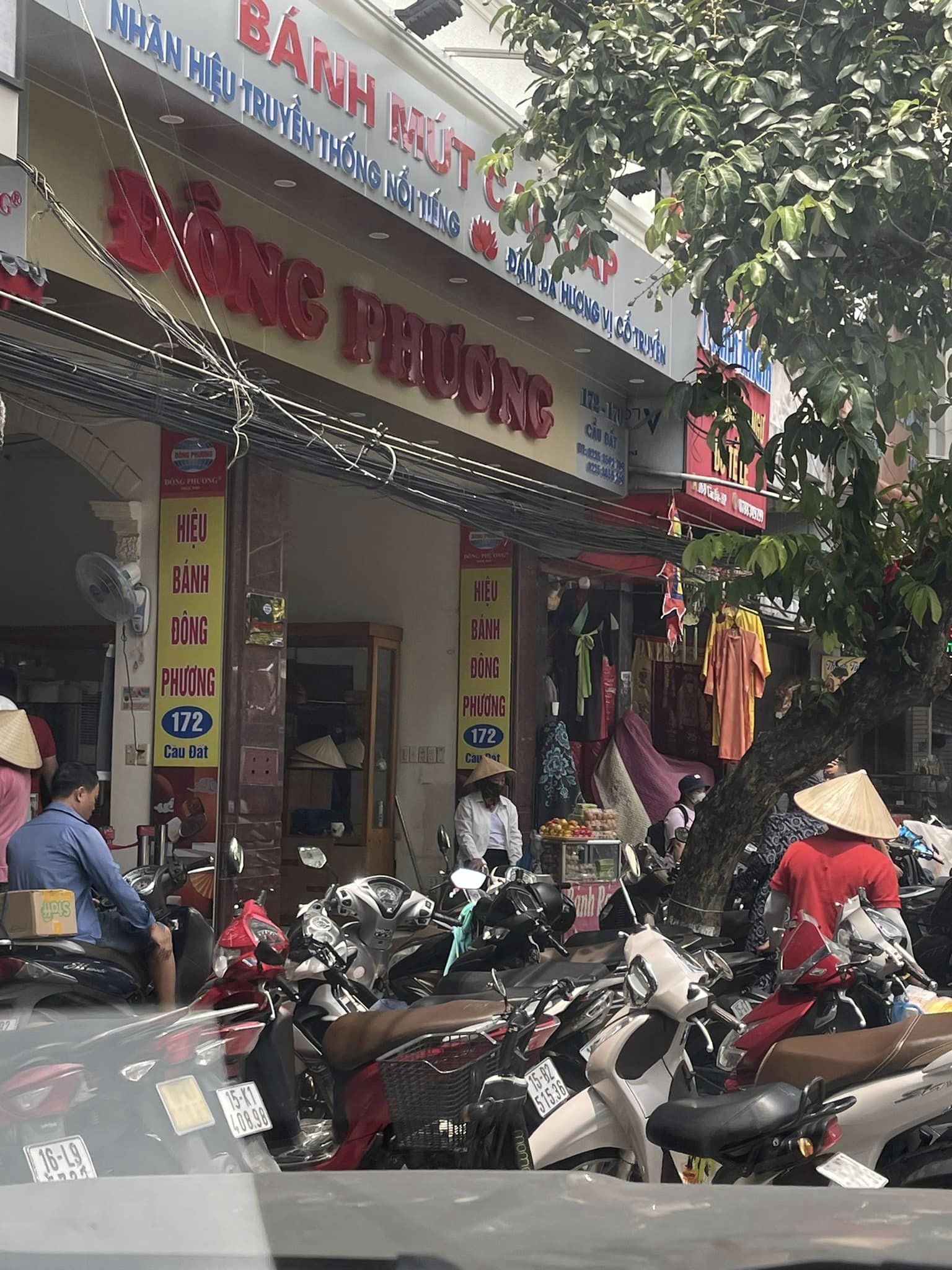 Khách xếp hàng dài mua bánh Trung thu Đông Phương, đơn hàng online "quá tải" - Ảnh 3