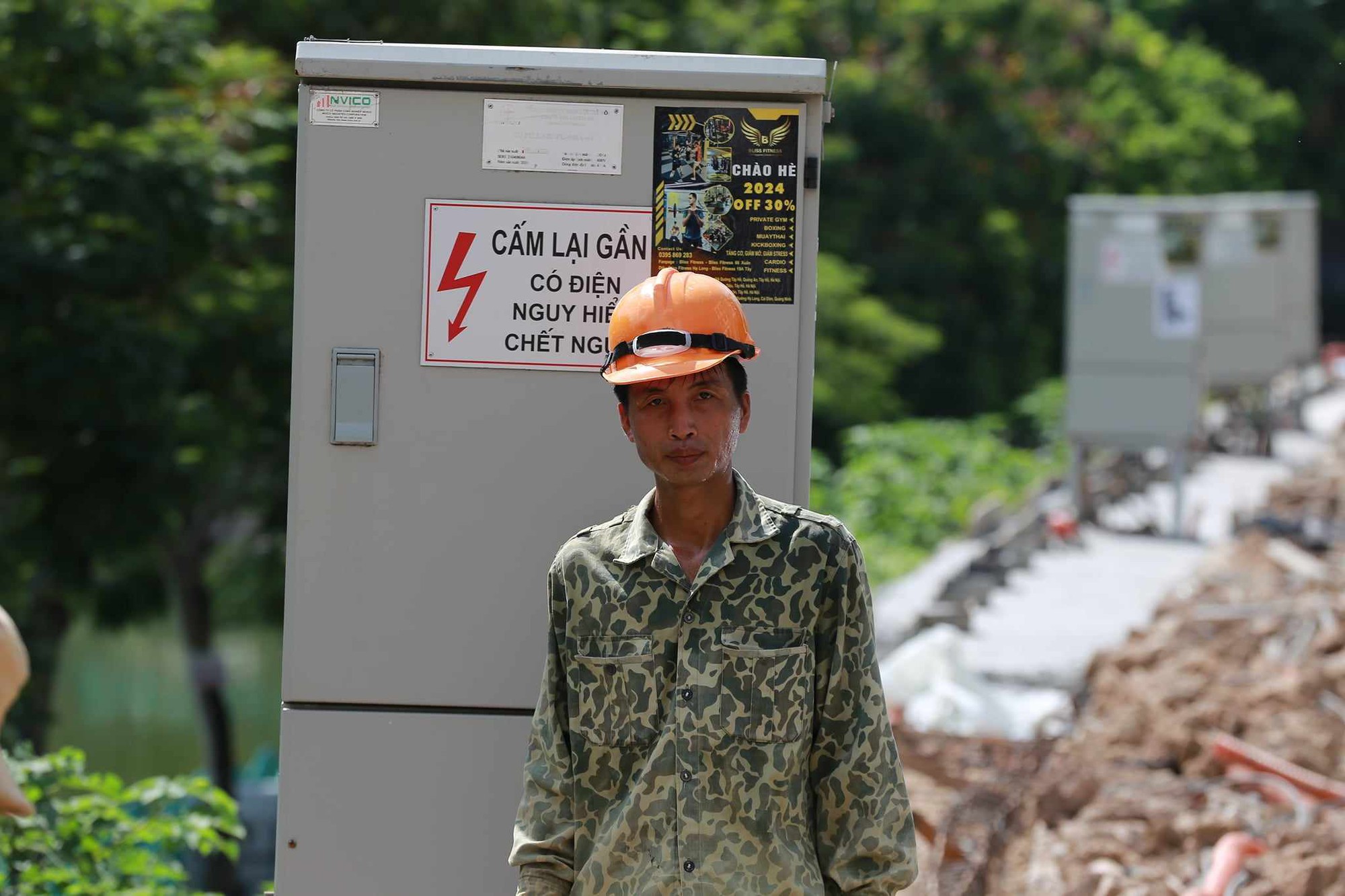 Hà Nội hôm nay nắng như chảo lửa, người lao động nhọc nhằn mưu sinh dưới cái nóng oi bức ngột ngạt - Ảnh 11