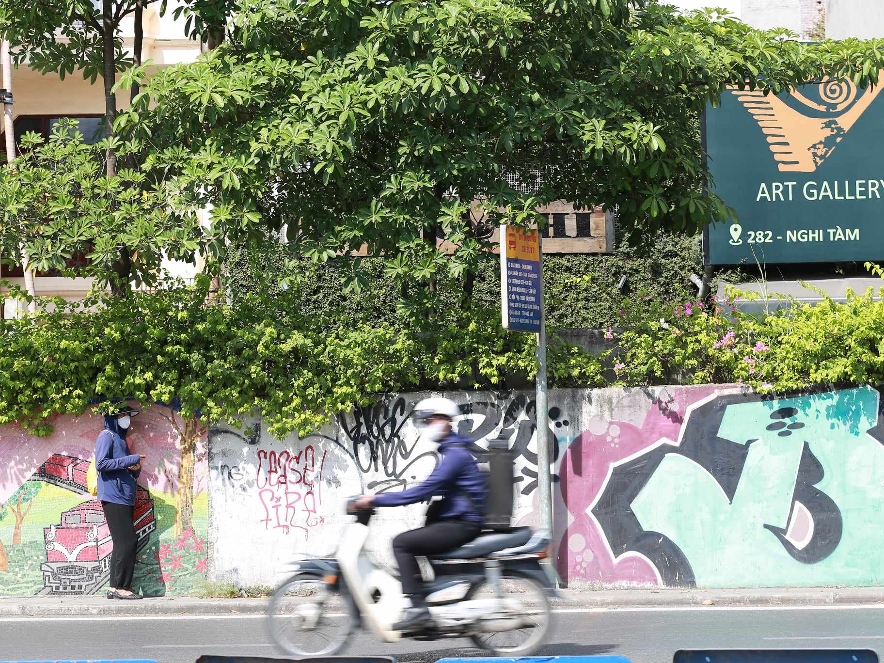 Hà Nội hôm nay nắng như chảo lửa, người lao động nhọc nhằn mưu sinh dưới cái nóng oi bức ngột ngạt - Ảnh 10