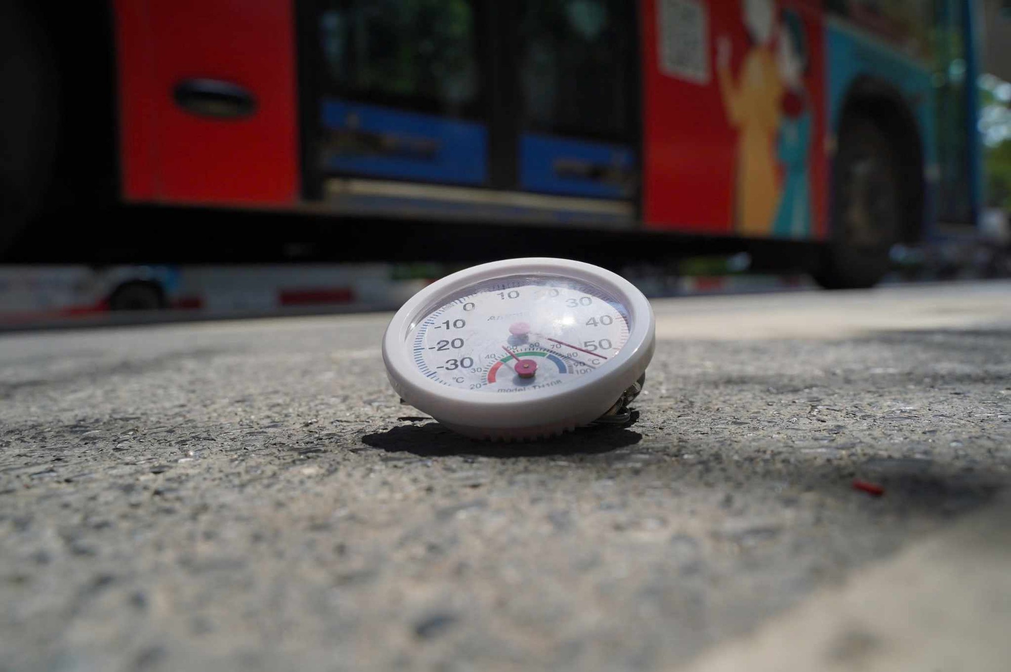 Hà Nội hôm nay nắng như chảo lửa, người lao động nhọc nhằn mưu sinh dưới cái nóng oi bức ngột ngạt - Ảnh 1