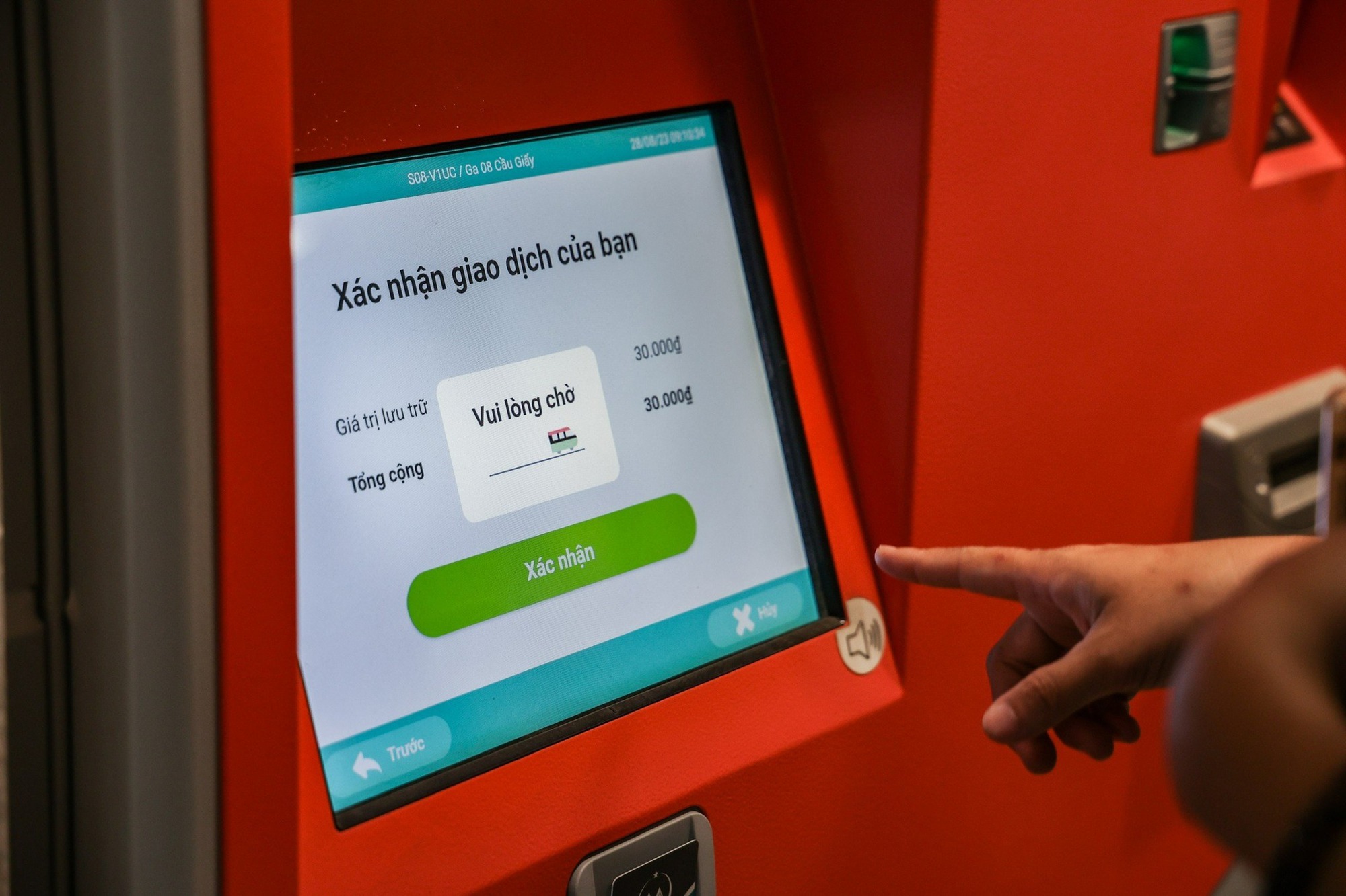 Hình ảnh khó tin ở tuyến metro đắt thứ nhì Việt Nam: Khách chật kín và thích thú vì một điều chưa từng có - Ảnh 5