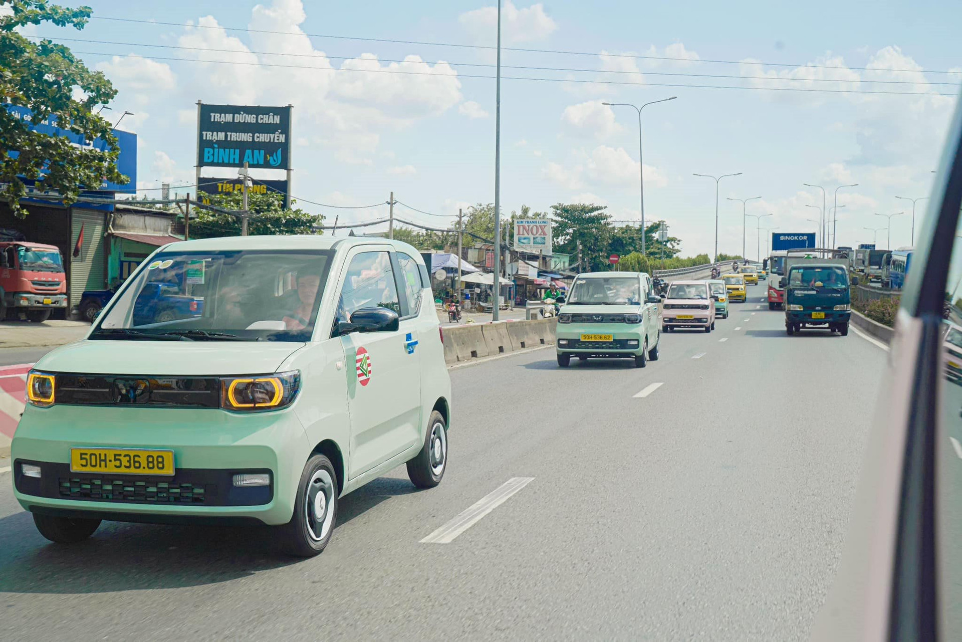 Hãng taxi điện bắt tay cùng VinFast và TMT Motors tung ảnh ra quân: Giá cước quy đổi thấp nhất từ 5.200 đồng/km, có thêm dịch vụ 0 đồng cho khách hàng - Ảnh 1