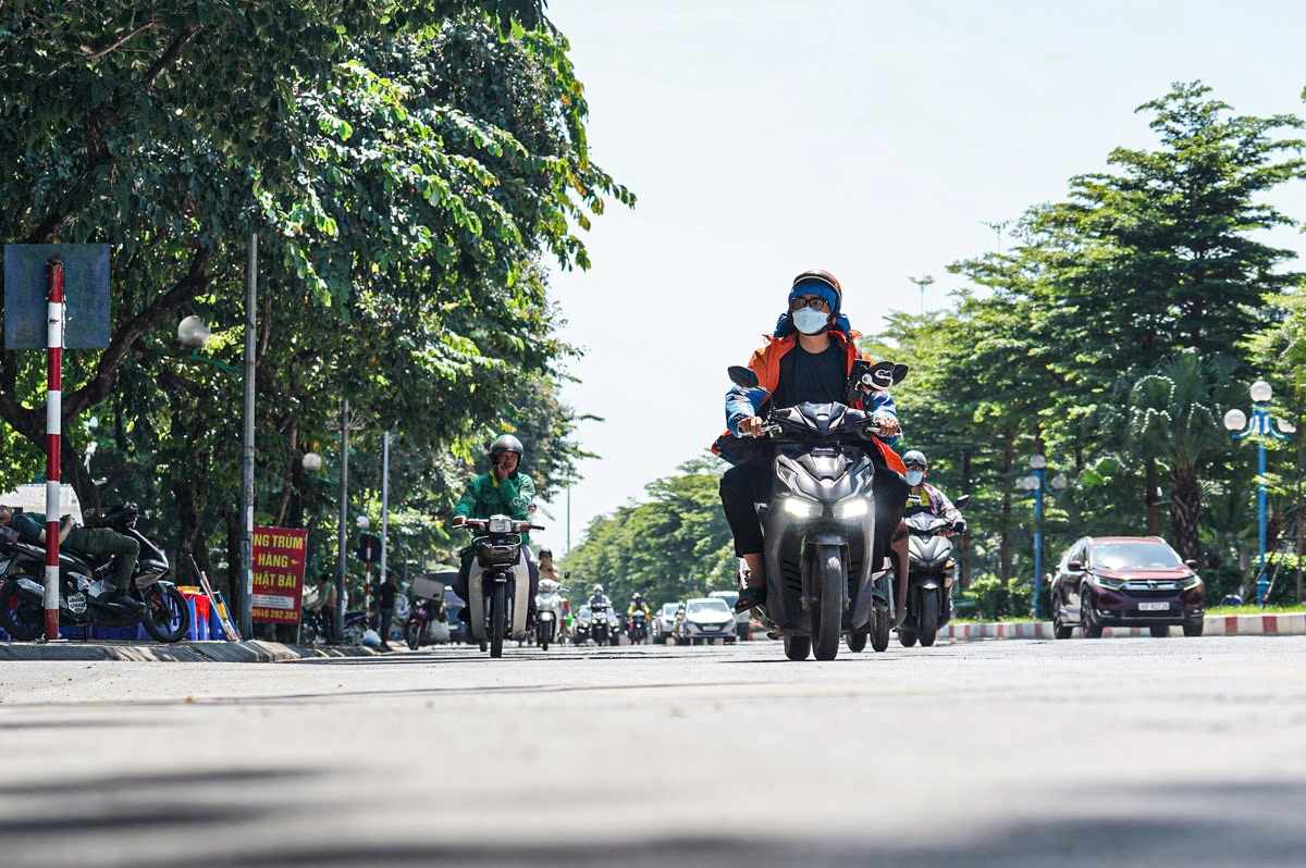 Hà Nội hôm nay nắng như chảo lửa, người lao động nhọc nhằn mưu sinh dưới cái nóng oi bức ngột ngạt - Ảnh 2