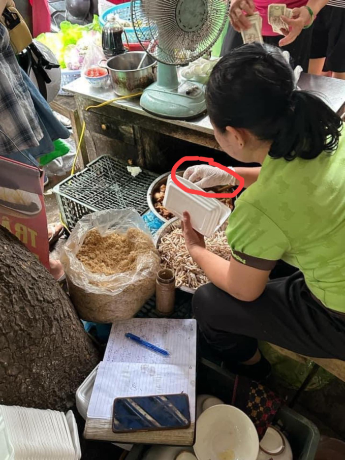 Chủ quán cơm rang ở Hải Phòng dùng tay bốc đồ ăn cho khách, khi được góp ý thì thách thức: "Muốn cả thế giới biết quán mất vệ sinh" - Ảnh 3