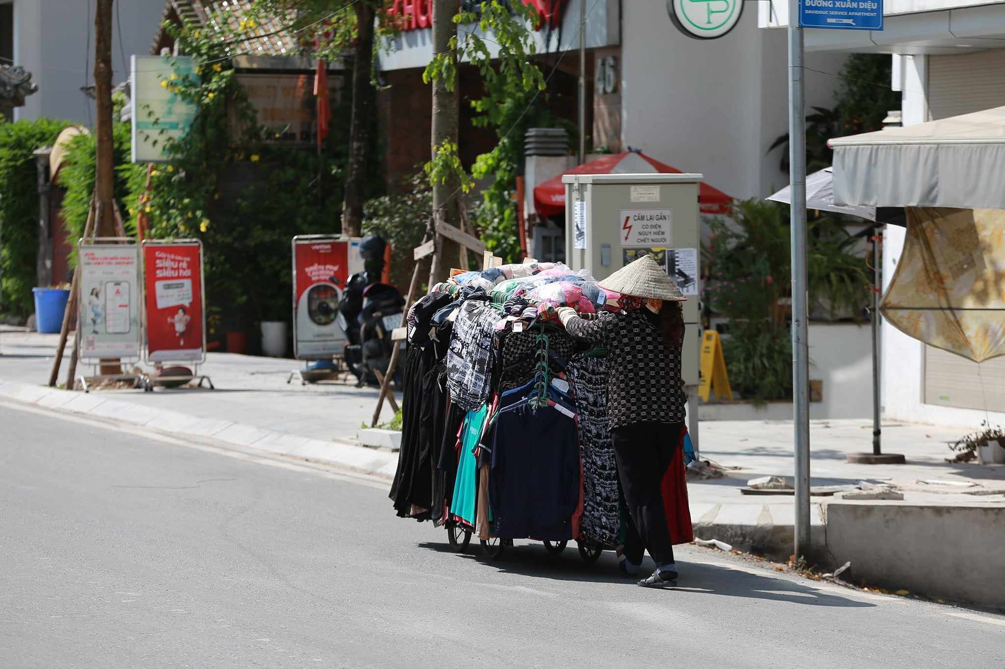 Hà Nội hôm nay nắng như chảo lửa, người lao động nhọc nhằn mưu sinh dưới cái nóng oi bức ngột ngạt - Ảnh 14