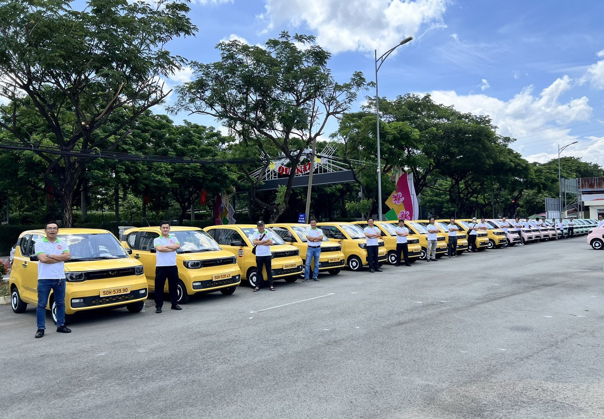 Hãng taxi điện bắt tay cùng VinFast và TMT Motors tung ảnh ra quân: Giá cước quy đổi thấp nhất từ 5.200 đồng/km, có thêm dịch vụ 0 đồng cho khách hàng - Ảnh 7