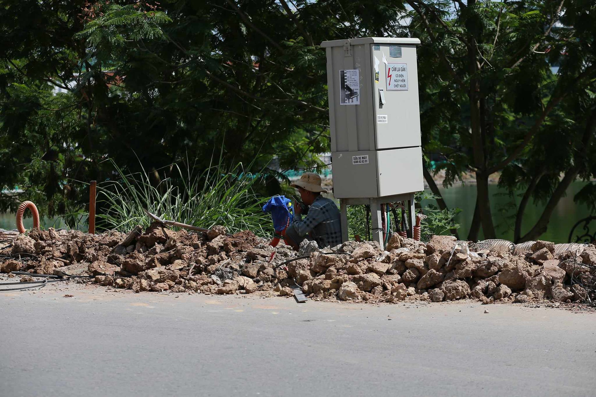Hà Nội hôm nay nắng như chảo lửa, người lao động nhọc nhằn mưu sinh dưới cái nóng oi bức ngột ngạt - Ảnh 16