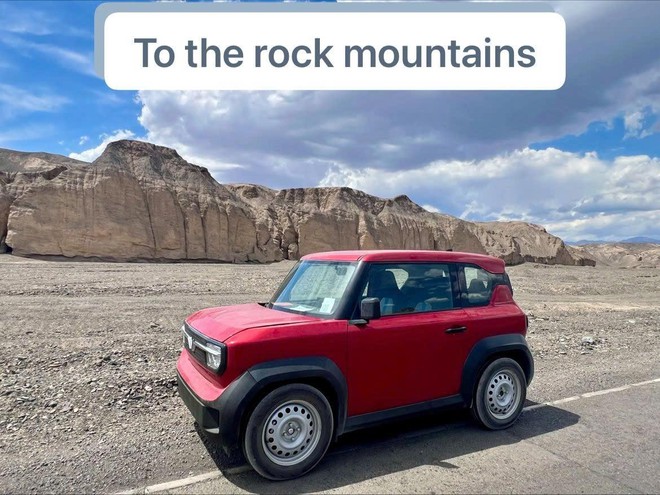 VinFast VF 3 bất ngờ chạy thử ở sa mạc: Dòng chữ phản chiếu trên kính hé lộ địa điểm? - Ảnh 2