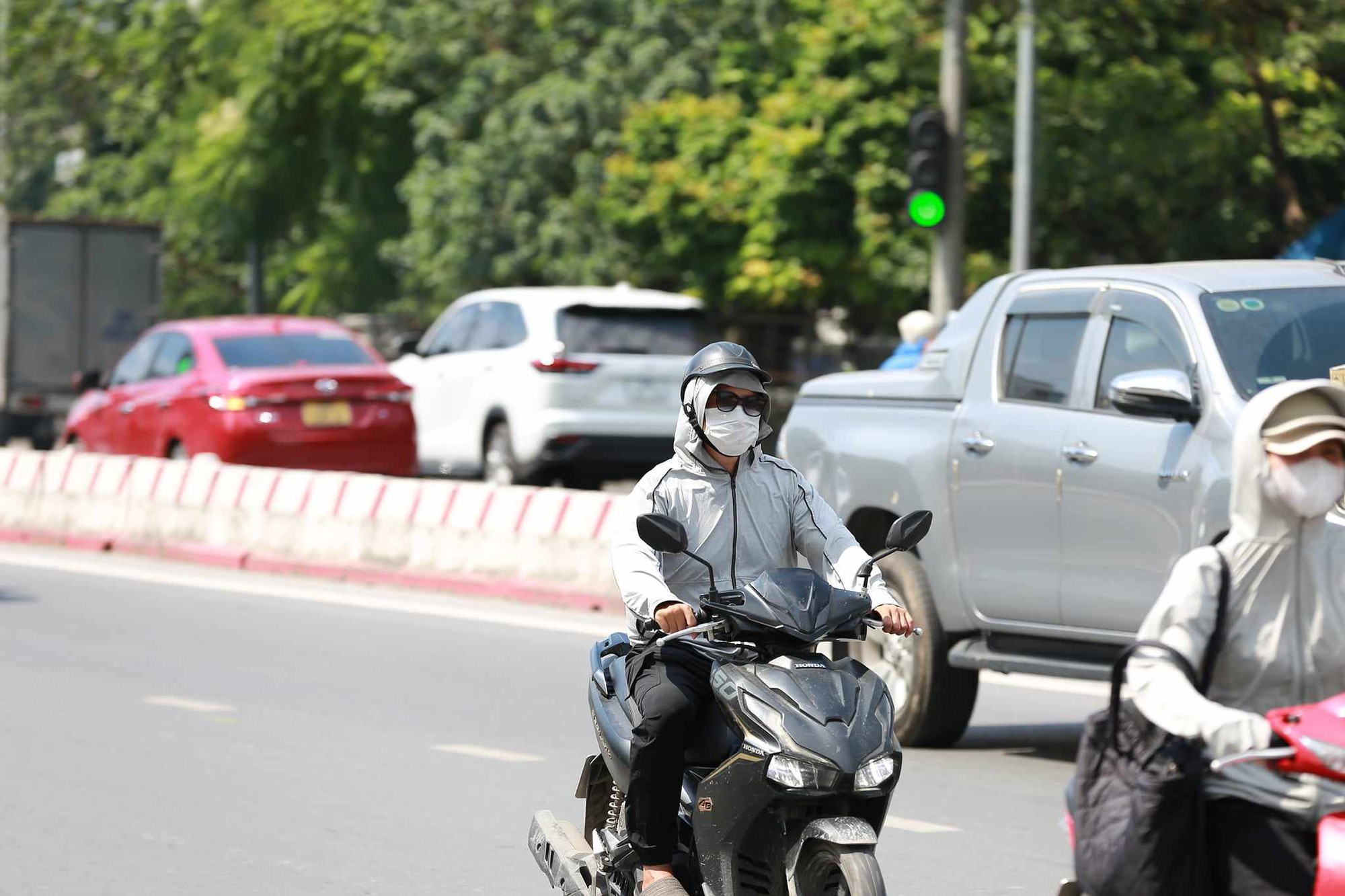 Hà Nội hôm nay nắng như chảo lửa, người lao động nhọc nhằn mưu sinh dưới cái nóng oi bức ngột ngạt - Ảnh 4