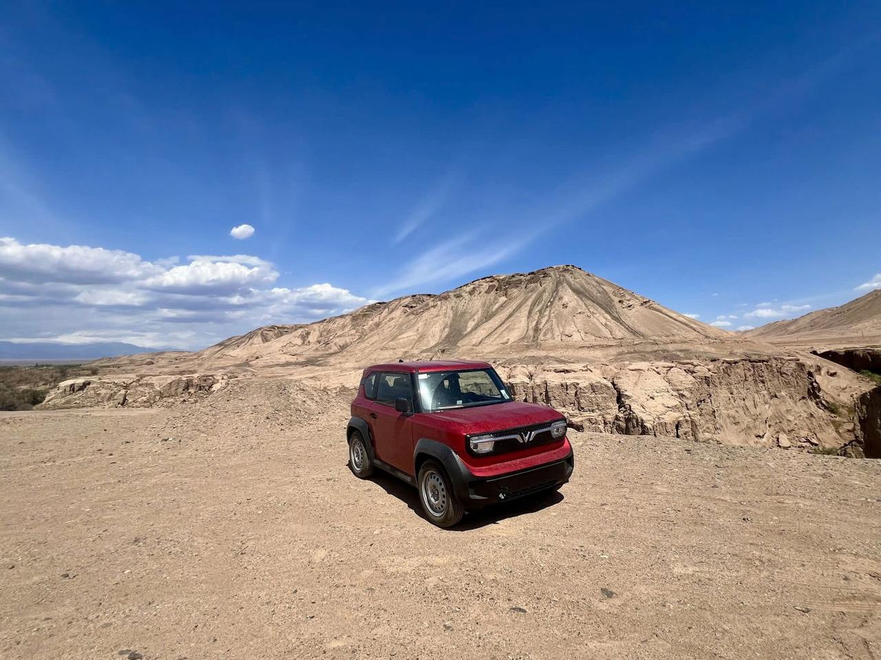 VinFast VF 3 bất ngờ chạy thử ở sa mạc: Dòng chữ phản chiếu trên kính hé lộ địa điểm? - Ảnh 1