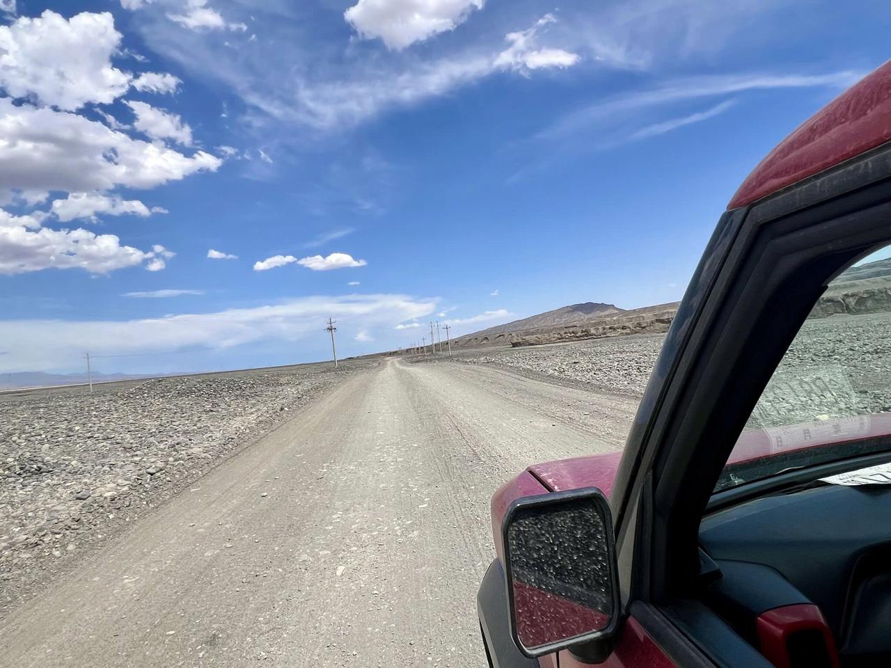 VinFast VF 3 bất ngờ chạy thử ở sa mạc: Dòng chữ phản chiếu trên kính hé lộ địa điểm? - Ảnh 4