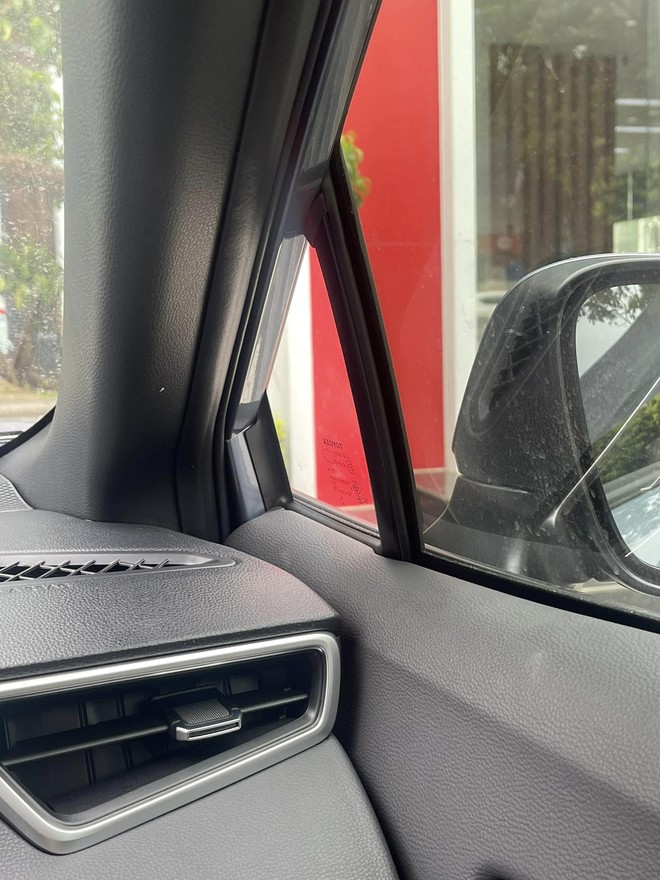 Mua phải Toyota Corolla Cross bị rách ở cửa, chủ xe tại Thanh Hóa chia sẻ: 'Sales giấu lỗi, đại lý không nhận bảo hành' - Ảnh 2