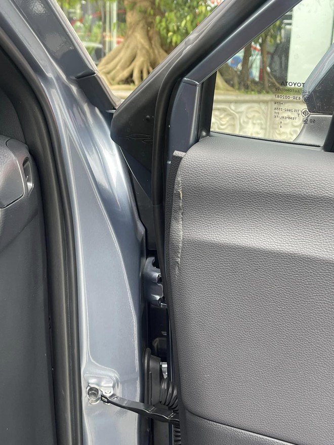 Mua phải Toyota Corolla Cross bị rách ở cửa, chủ xe tại Thanh Hóa chia sẻ: 'Sales giấu lỗi, đại lý không nhận bảo hành' - Ảnh 3