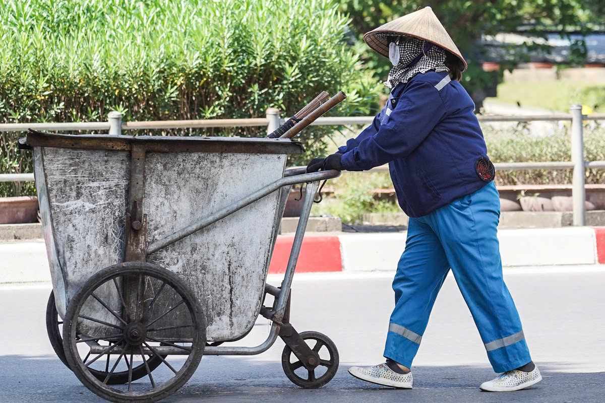Hà Nội hôm nay nắng như chảo lửa, người lao động nhọc nhằn mưu sinh dưới cái nóng oi bức ngột ngạt - Ảnh 8