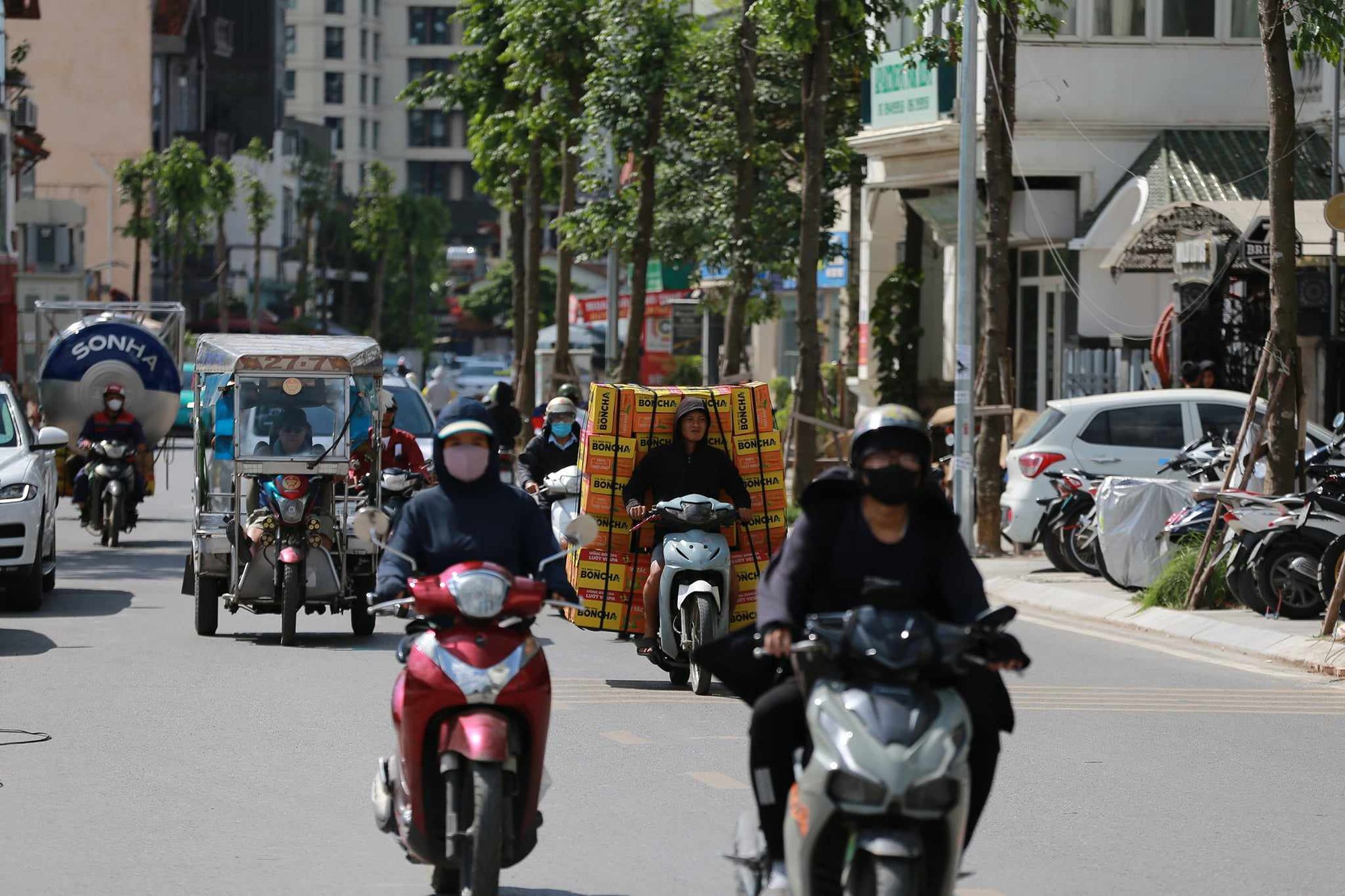 Hà Nội hôm nay nắng như chảo lửa, người lao động nhọc nhằn mưu sinh dưới cái nóng oi bức ngột ngạt - Ảnh 6