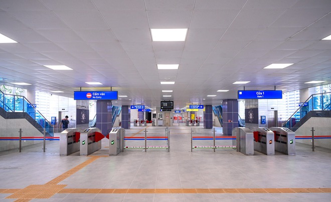 Hình ảnh khó tin ở tuyến metro đắt thứ nhì Việt Nam: Khách chật kín và thích thú vì một điều chưa từng có - Ảnh 2