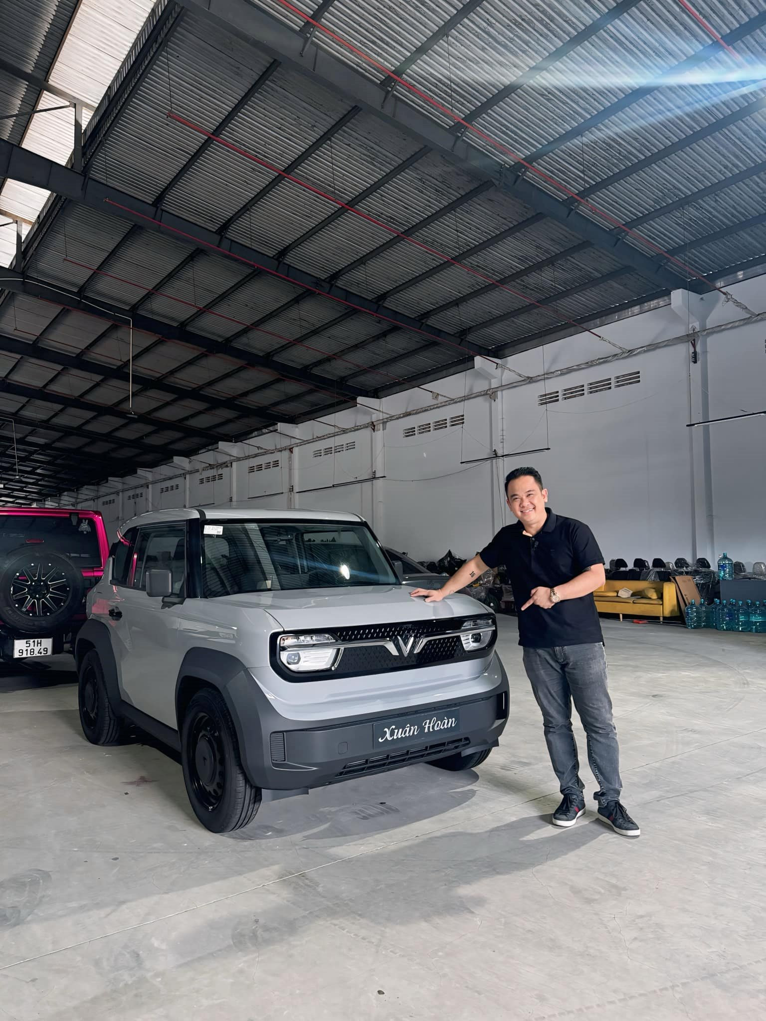 Tay sales ‘Mẹc’ khét tiếng chuyên độ xe cho sao Việt Mr. Xuân Hoàn bất ngờ chốt đơn VinFast VF 3, dân tình ngóng chờ phiên bản nâng cấp 'Pro Max' - Ảnh 1