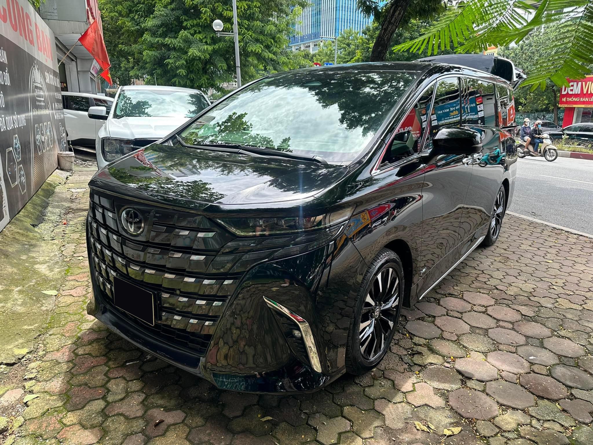 Rao Toyota Alphard chạy 20.000km giá gần 5 tỷ đắt hơn niêm yết mới, người bán cho biết: ‘Đây là chiếc duy nhất thị trường’ - Ảnh 1