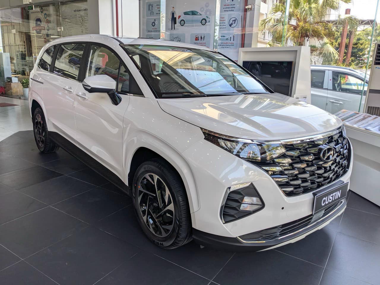 Hyundai Custin xả kho, giảm giá 85 triệu tại đại lý: Bản tầm trung còn 830 triệu đồng, tiệm cận Innova Cross tiêu chuẩn - Ảnh 1