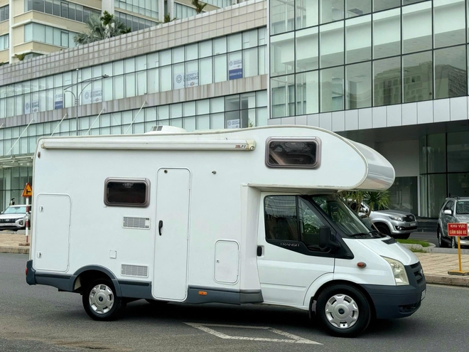 Ford Transit hàng độc bán lại giá hơn 1 tỷ đồng sau 17 năm: Đã độ motorhome 3 giường ngủ, tiện nghi như căn hộ mini - Ảnh 2