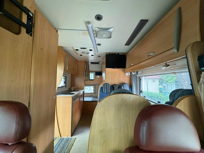 Ford Transit hàng độc bán lại giá hơn 1 tỷ đồng sau 17 năm: Đã độ motorhome 3 giường ngủ, tiện nghi như căn hộ mini - Ảnh 7