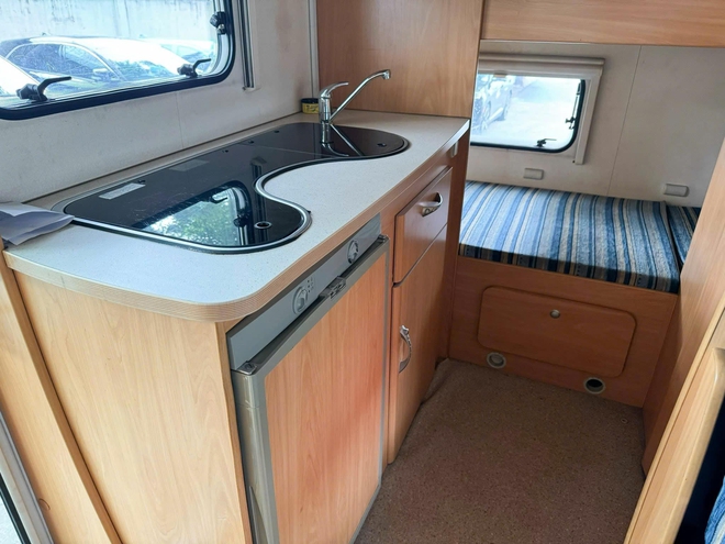 Ford Transit hàng độc bán lại giá hơn 1 tỷ đồng sau 17 năm: Đã độ motorhome 3 giường ngủ, tiện nghi như căn hộ mini - Ảnh 9