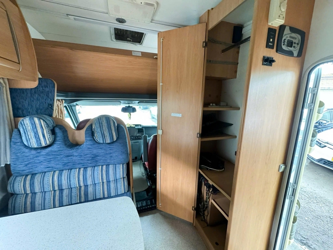 Ford Transit hàng độc bán lại giá hơn 1 tỷ đồng sau 17 năm: Đã độ motorhome 3 giường ngủ, tiện nghi như căn hộ mini - Ảnh 8