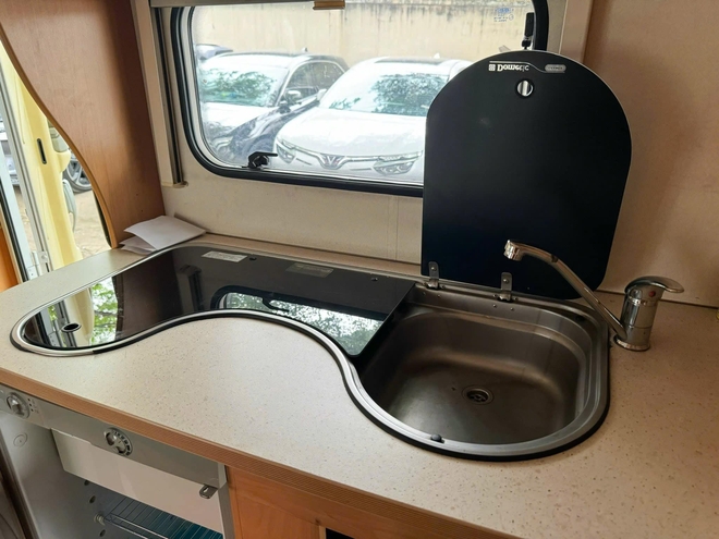 Ford Transit hàng độc bán lại giá hơn 1 tỷ đồng sau 17 năm: Đã độ motorhome 3 giường ngủ, tiện nghi như căn hộ mini - Ảnh 10