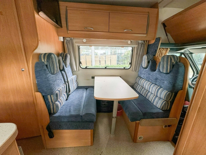 Ford Transit hàng độc bán lại giá hơn 1 tỷ đồng sau 17 năm: Đã độ motorhome 3 giường ngủ, tiện nghi như căn hộ mini - Ảnh 6