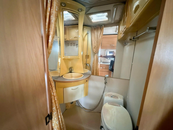 Ford Transit hàng độc bán lại giá hơn 1 tỷ đồng sau 17 năm: Đã độ motorhome 3 giường ngủ, tiện nghi như căn hộ mini - Ảnh 12