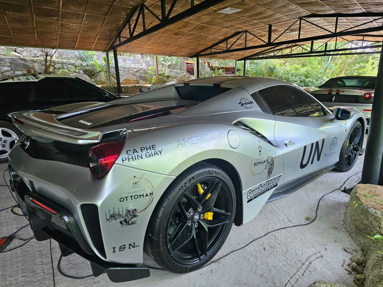 Loạt Ferrari của ông Đặng Lê Nguyên Vũ lộ ảnh lên tem chuẩn bị tham gia Gumball 3000, CĐM nhận xét: 'Vẫn thiếu nhiều siêu phẩm' - Ảnh 3