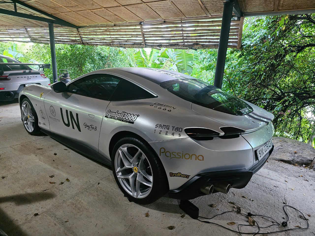 Loạt Ferrari của ông Đặng Lê Nguyên Vũ lộ ảnh lên tem chuẩn bị tham gia Gumball 3000, CĐM nhận xét: 'Vẫn thiếu nhiều siêu phẩm' - Ảnh 11