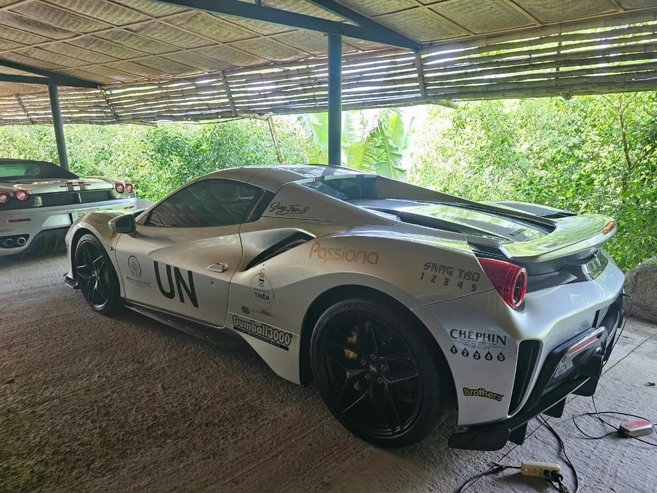 Loạt Ferrari của ông Đặng Lê Nguyên Vũ lộ ảnh lên tem chuẩn bị tham gia Gumball 3000, CĐM nhận xét: 'Vẫn thiếu nhiều siêu phẩm' - Ảnh 2