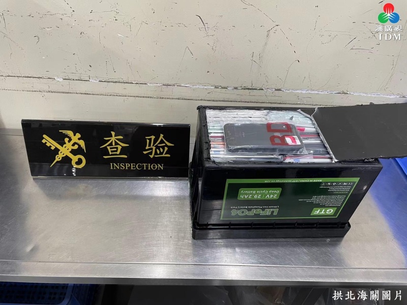 Hải quan Trung Quốc thấy người đàn ông đi xe lăn dáng vẻ kỳ lạ, lục soát ra có tới 97 chiếc điện thoại - Ảnh 2