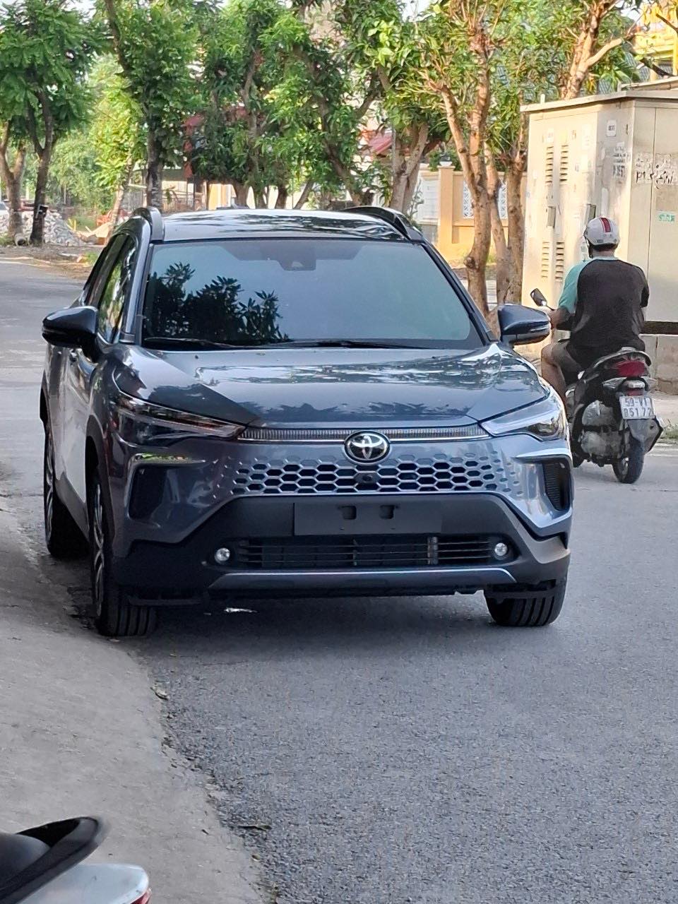 Mua phải Toyota Corolla Cross bị rách ở cửa, chủ xe tại Thanh Hóa chia sẻ: 'Sales giấu lỗi, đại lý không nhận bảo hành' - Ảnh 1