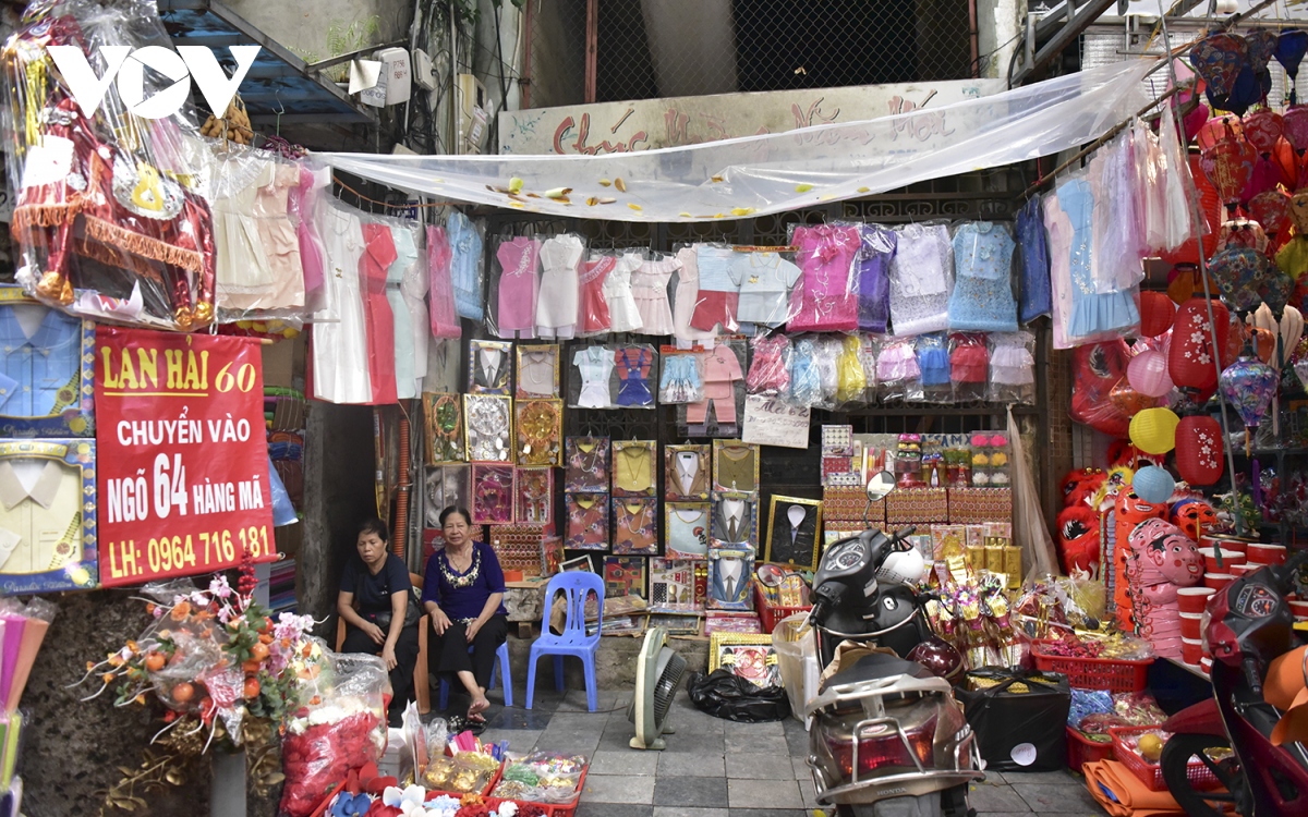 Nhà lầu, xe hơi, hàng hiệu bày la liệt, phố Hàng Mã ế ẩm cận Rằm tháng 7 - Ảnh 11