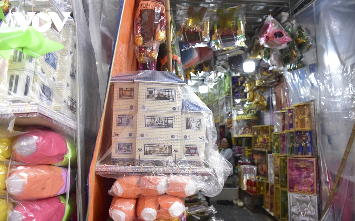 Nhà lầu, xe hơi, hàng hiệu bày la liệt, phố Hàng Mã ế ẩm cận Rằm tháng 7 - Ảnh 6