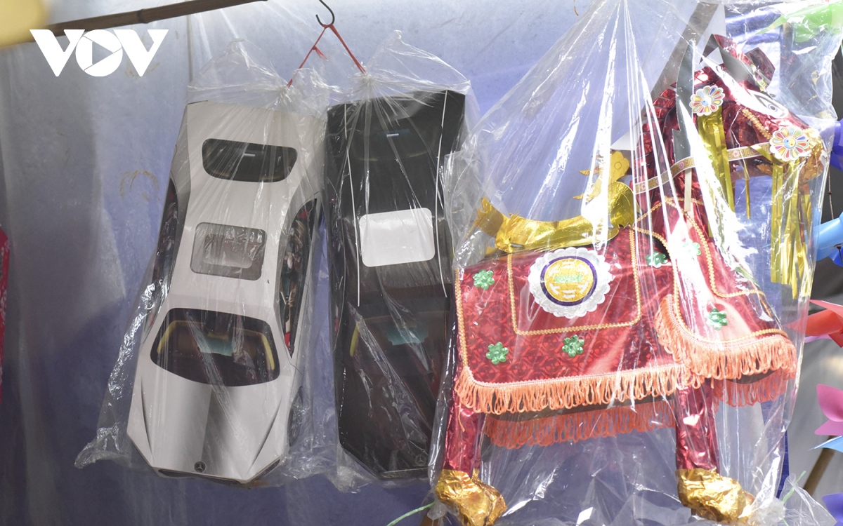 Nhà lầu, xe hơi, hàng hiệu bày la liệt, phố Hàng Mã ế ẩm cận Rằm tháng 7 - Ảnh 7