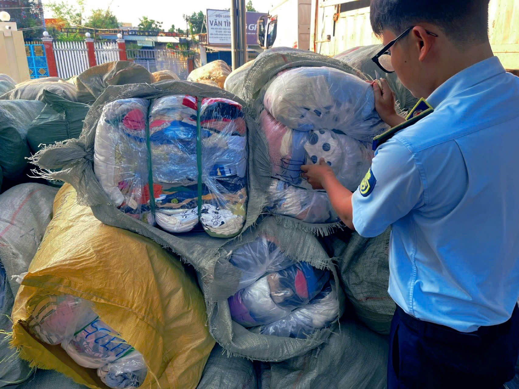 Ngăn chặn tiêu thụ 8,4 tấn quần áo đã sử dụng do nước ngoài sản xuất - Ảnh 1