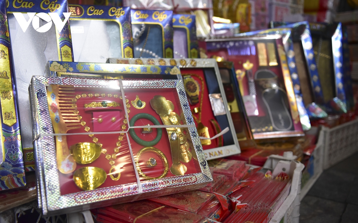 Nhà lầu, xe hơi, hàng hiệu bày la liệt, phố Hàng Mã ế ẩm cận Rằm tháng 7 - Ảnh 8