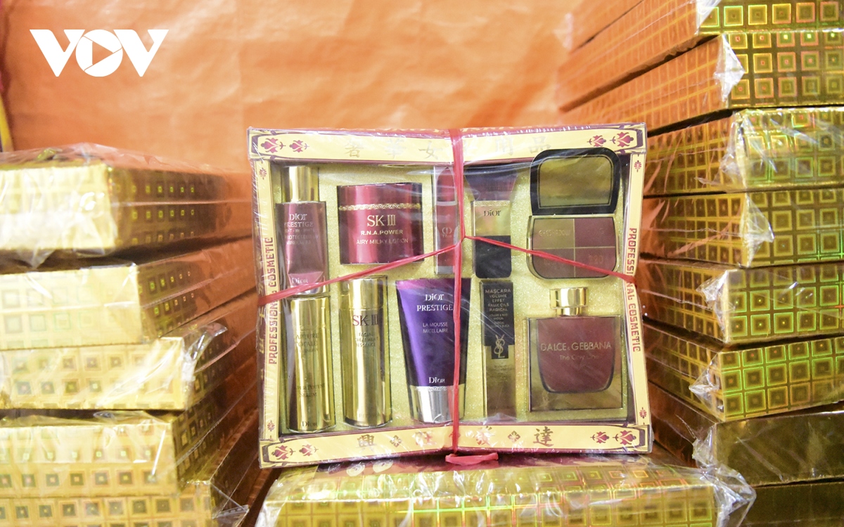 Nhà lầu, xe hơi, hàng hiệu bày la liệt, phố Hàng Mã ế ẩm cận Rằm tháng 7 - Ảnh 9