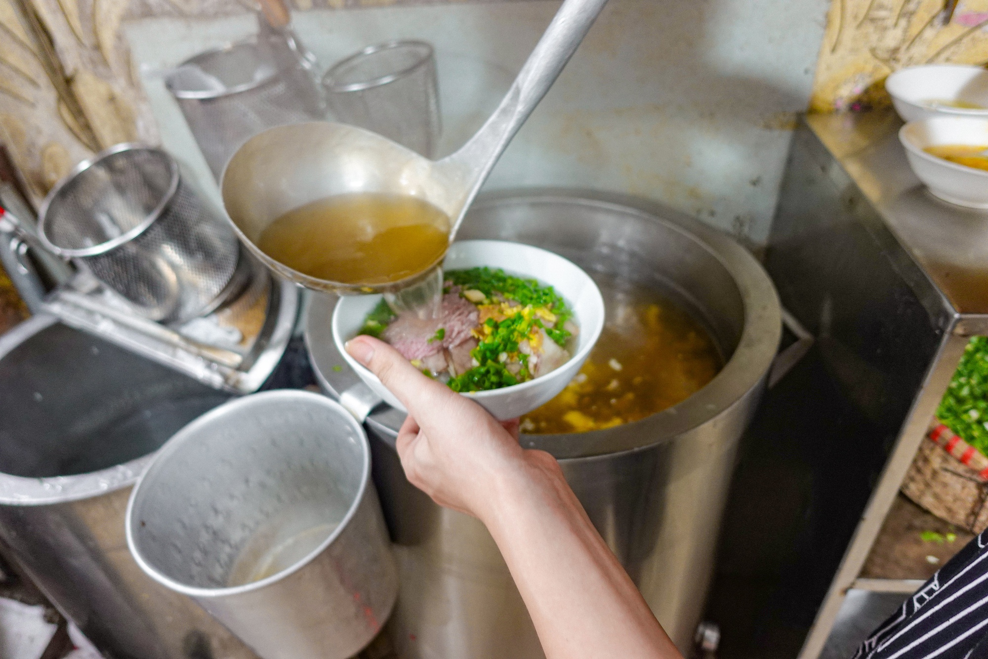 Hàng phở Nam Định bán 600 bát/ngày: Nhà 4 đời làm nghề, tồn tại ở Hà Nội nhưng vẫn giữ nét phở Cồ - Ảnh 10