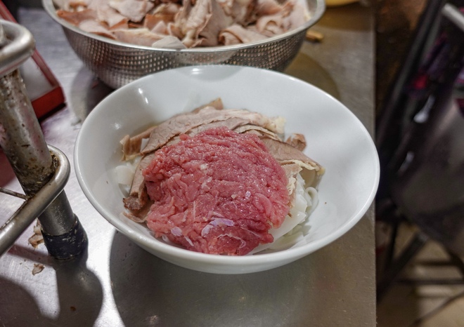 Hàng phở Nam Định bán 600 bát/ngày: Nhà 4 đời làm nghề, tồn tại ở Hà Nội nhưng vẫn giữ nét phở Cồ - Ảnh 16