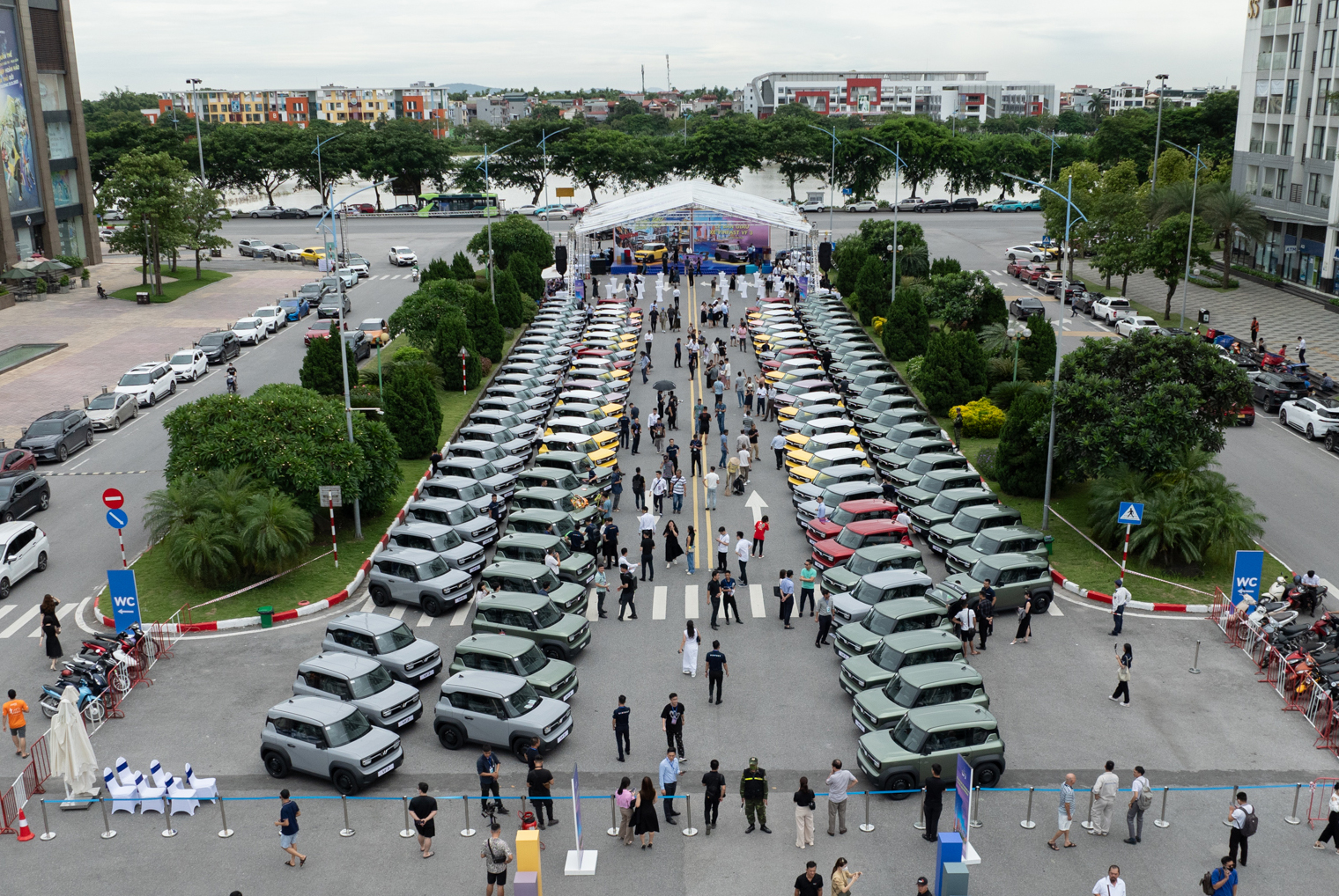 Lái thử VinFast VF 3: Hàng ghế thứ hai có đủ cho người cao 1,8 mét? - Ảnh 1