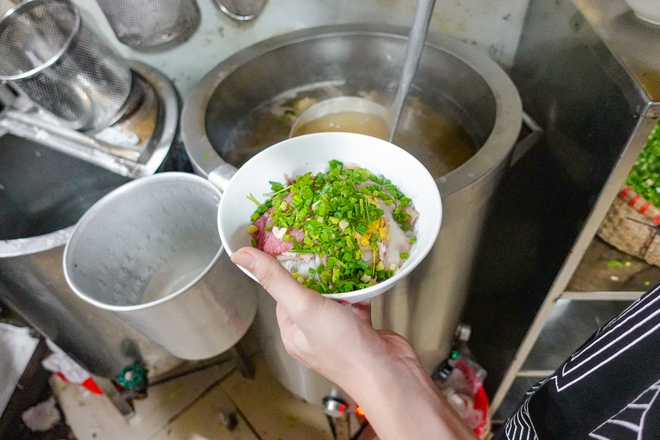 Hàng phở Nam Định bán 600 bát/ngày: Nhà 4 đời làm nghề, tồn tại ở Hà Nội nhưng vẫn giữ nét phở Cồ - Ảnh 18